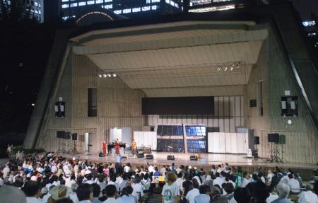 東京・日比谷公園で開かれた再審に関する法制度の改正を訴える集会＝１９日午後