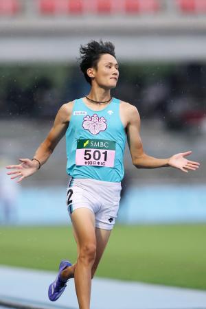 男子１００メートル予選　１０秒２５の自己新記録で予選を通過した鵜沢飛羽＝ＵｖａｎｃｅとどろきスタジアムｂｙＦｕｊｉｔｓｕ