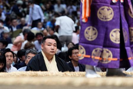 初めて勝負審判を務めた音羽山親方＝両国国技館