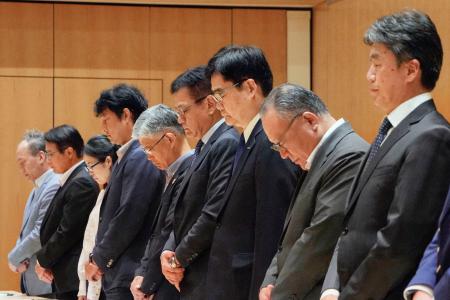 黙とうする中国日本商会の本間哲朗会長（右手前から３人目）ら＝１９日、北京（共同）