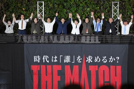 　名古屋市で行われた自民党総裁選の演説会で、手を取り合う９候補者ら。左から高市経済安保相、小林前経済安保相、林官房長官、小泉元環境相、（１人おいて）上川外相、加藤元官房長官、河野デジタル相、石破元幹事長、茂木幹事長＝１４日