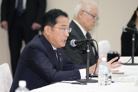 　８月、被爆者団体の代表や被爆体験者との面会で発言する岸田首相＝長崎市