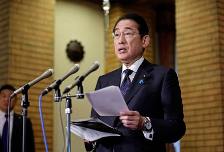 長崎の「被爆体験者」救済策に関し、記者団の取材に応じる岸田首相＝２１日午前、首相公邸