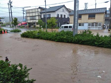 　大雨で冠水した石川県輪島市内＝２１日午前１０時３４分