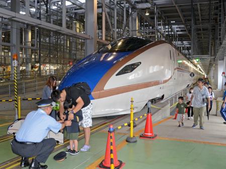 一般公開された北陸新幹線の白山総合車両所＝２１日午前、石川県白山市