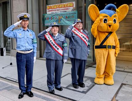 警視庁中央署の一日署長に任命された、お笑いコンビ「おかずクラブ」のゆいＰさん（中央右）とオカリナさん（同左）＝２１日午前、東京都中央区日本橋