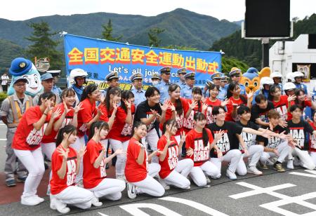 警視庁と山梨県警の合同出動式で、記念写真に納まる日本航空高石川のダンス部員ら＝２１日午前、東京都奥多摩町