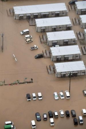 　大雨で河原田川などが氾濫し、冠水した石川県輪島市の仮設住宅＝２１日午後２時２７分（共同通信社ヘリから）