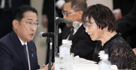 　「長崎原爆の日」に岸田首相（左）と面会する「被爆体験者」訴訟原告団長の岩永千代子さん＝８月９日、長崎市