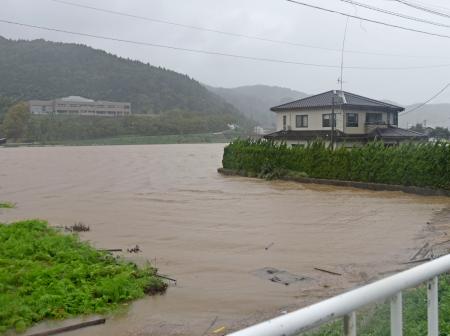 石川県輪島市門前地区で氾濫した八ケ川＝２１日午後