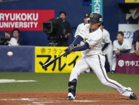 　９回オリックス１死満塁、渡部が右前にサヨナラ打を放つ＝京セラドーム