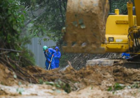 　土砂崩れの現場の復旧作業＝２２日午前、石川県珠洲市