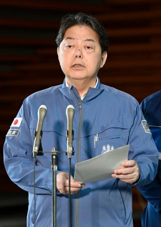 記者団の取材に応じる林官房長官＝２２日午前、首相官邸