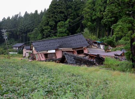 　土砂崩れに巻き込まれ、７０代男性が亡くなった住宅＝２２日午後、石川県珠洲市