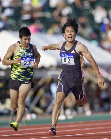 男子１００メートルで１０秒０９をマークし優勝した宇野勝翔。左は桐生祥秀＝維新みらいふスタジアム