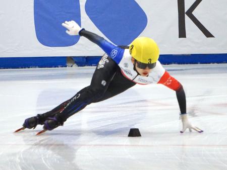 女子１０００メートル決勝　滑走する中島未莉＝帝産アイススケートトレーニングセンター