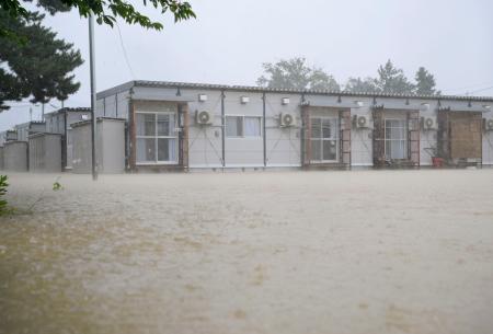 　激しい雨が降る石川県珠洲市の仮設住宅団地。近くを流れる川が氾濫し、住宅が立つ小学校のグラウンドは冠水。一時床上浸水した棟もあり、住民は「こんなふうになると思わなかった」と話した＝２２日午前８時４０分