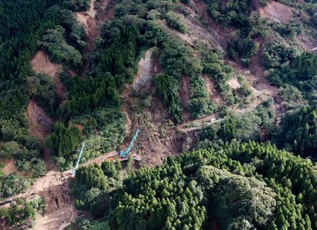 　土砂崩落が起きた石川県輪島市の国道２４９号中屋トンネル（右）の復旧工事現場＝２２日午後３時３１分（共同通信社ヘリから）