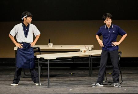 第１１回「全国高校生手話パフォーマンス甲子園」の演劇・コント・ポエムなどの部門で優勝した熊本聾学校＝２２日、鳥取県米子市