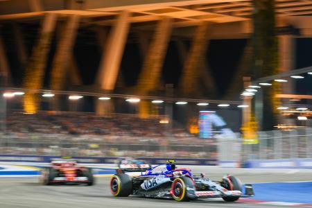 　Ｆ１シリーズ第１８戦、シンガポールＧＰ決勝で走行するＲＢの角田裕毅＝シンガポール（ＡＰ＝共同）