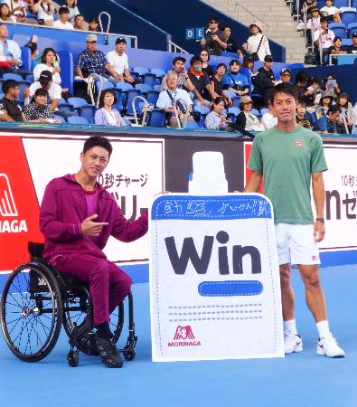 　東京・有明コロシアムでトークショーに臨んだ錦織圭（右）と小田凱人＝２３日