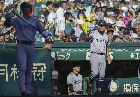 　７回、無死一、三塁の好機に坂本の代打を告げる巨人・阿部監督（右）＝甲子園