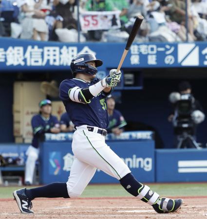 ７回ヤクルト２死一塁、村上が右越えに逆転２ランを放つ＝横浜