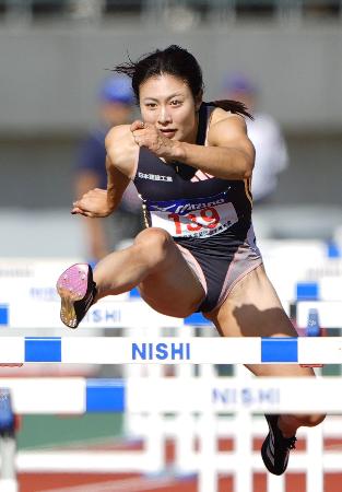 　女子１００メートル障害決勝　１２秒８１で優勝した福部真子＝維新みらいふスタジアム