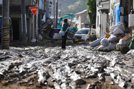 豪雨で冠水し泥に覆われた石川県輪島市の中心部＝２３日午後３時２９分