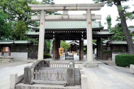 　六郷神社の鳥居前にある太鼓橋＝東京都大田区