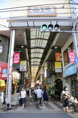 　雑色商店街の通り＝東京都大田区