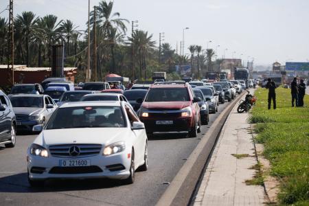 ２３日、レバノン南部でイスラエル軍の攻撃が続く中、南部サイダから北部へ向かう車の列（ロイター＝共同）