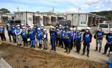 　豪雨で浸水被害を受けた石川県輪島市の仮設住宅で活動の準備をする災害ボランティア＝２４日午前