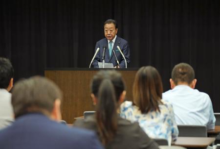 　立憲民主党の両院議員総会であいさつする野田代表（奥）＝２４日午後、国会