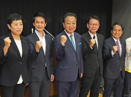 　立憲民主党の両院議員総会を終え、写真に納まる（左から）辻元代表代行、小川幹事長、野田代表、長妻代表代行、大串選対委員長＝２４日午後、国会