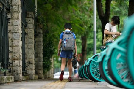 　日本人学校に通っていた男子児童が刺殺された事件から１週間、現場の近くを歩く子ども＝２５日、中国広東省深セン市（共同）