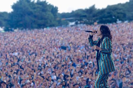 　熱唱する吉井和哉（ＲＯＣＫ　ＩＮ　ＪＡＰＡＮ　ＦＥＳＴＩＶＡＬ　２０２４　ｉｎ　ＨＩＴＡＣＨＩＮＡＫＡ提供）