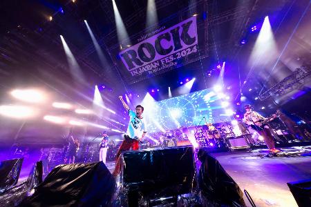 　ステージに登場したサザンオールスターズの桑田佳祐（中央）ら（ＲＯＣＫ　ＩＮ　ＪＡＰＡＮ　ＦＥＳＴＩＶＡＬ　２０２４　ｉｎ　ＨＩＴＡＣＨＩＮＡＫＡ提供）