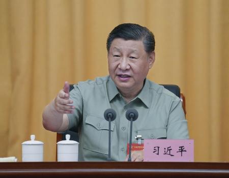 中国中央軍事委の政治工作会議で演説する習近平国家主席＝６月、陝西省延安市（新華社＝共同）