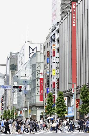 　百貨店が並ぶ東京・銀座＝２０２１年