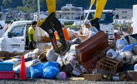 石川県輪島市に設置された災害廃棄物の仮置き場に運び込まれるごみ＝２５日午後