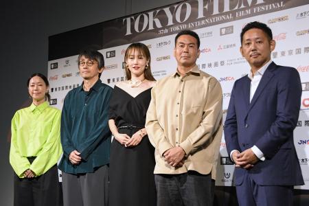 東京国際映画祭のラインアップ発表会見で、写真撮影に応じる（左から）大九明子監督、吉田大八監督、菊地凛子さん、片山慎三監督、入江悠監督＝２５日午後、東京都千代田区