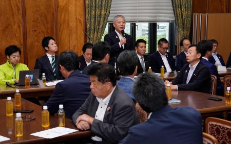 日本維新の会の両院議員総会で発言する馬場代表（奥中央）＝２５日午後、国会内