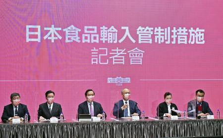 ２０２２年、台湾行政院が開催した記者会見＝台北（行政院提供、共同）