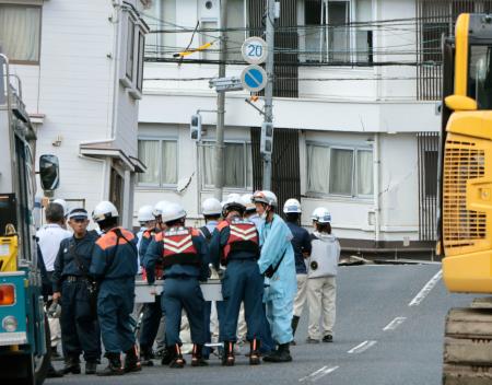 　道路が陥没した広島市西区の現場付近＝２６日正午ごろ