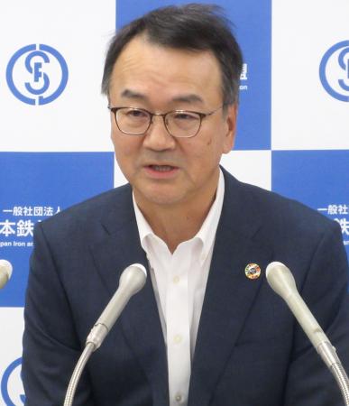 会長を務める日本鉄鋼連盟の記者会見で、質問に答える日本製鉄の今井正社長＝２６日午後、東京都中央区