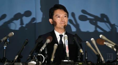 　兵庫県庁で記者会見する斎藤元彦知事。失職し、出直し選挙に出馬すると表明した＝２６日午後