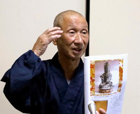 報道陣の取材に応じる観音寺の田中節孝前住職＝２６日午後、長崎県対馬市