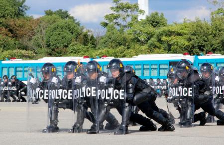 報道陣に公開された警視庁の新機動隊員訓練＝２６日午後、東京都江東区