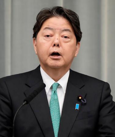 記者会見する林官房長官＝２７日午前、首相官邸